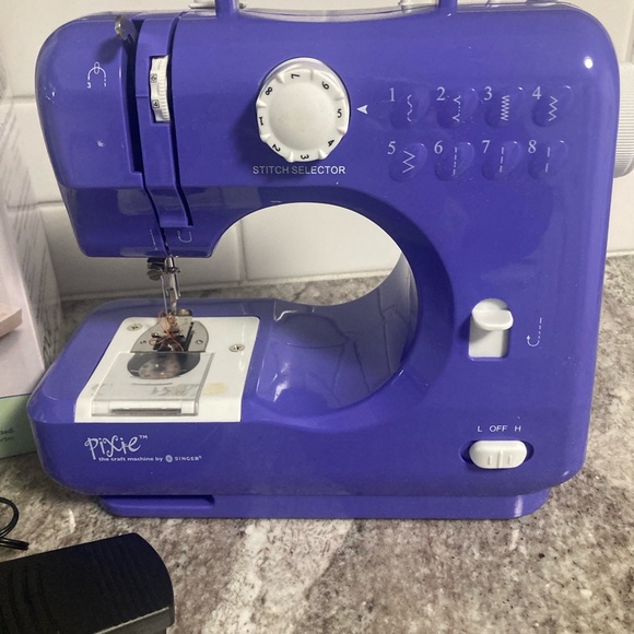 Singer Pixie Mini Sewing Machine Purple AC or Battery Powered 8 Stitches W/Box - Picture 14 of 17